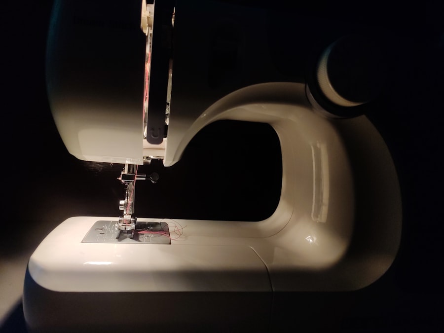 Máquina de coser industrial en funcionamiento